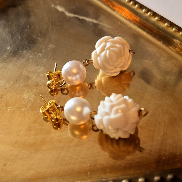 White Rose and Faux Pearl Post Pierce Earrings - Picture 2 of 6